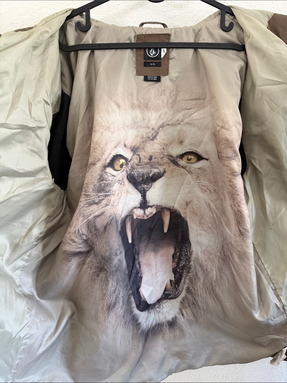 Vintage Volcom Men's Hooded Lion Snowboarding Jacket